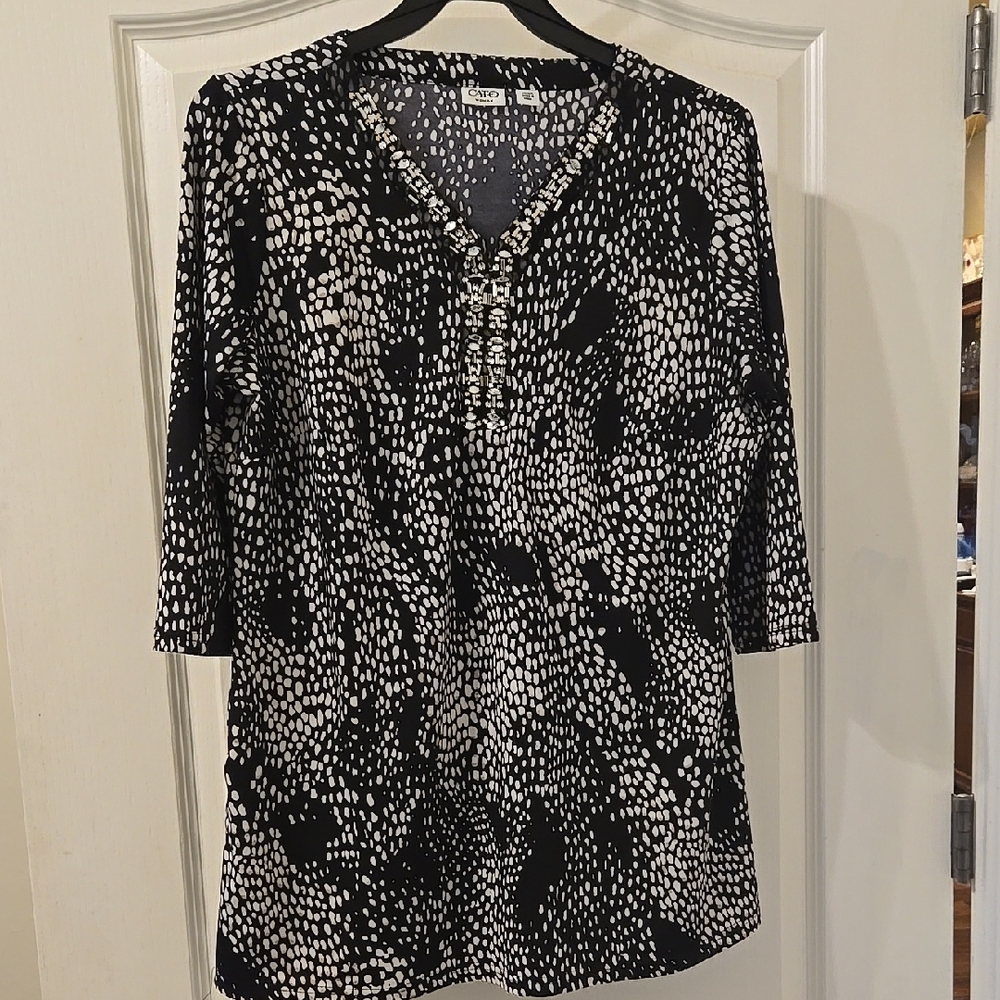 CATO Woman 3/4 Sleeve Black and White Top W/ Bedazzled Neckline Size 14W